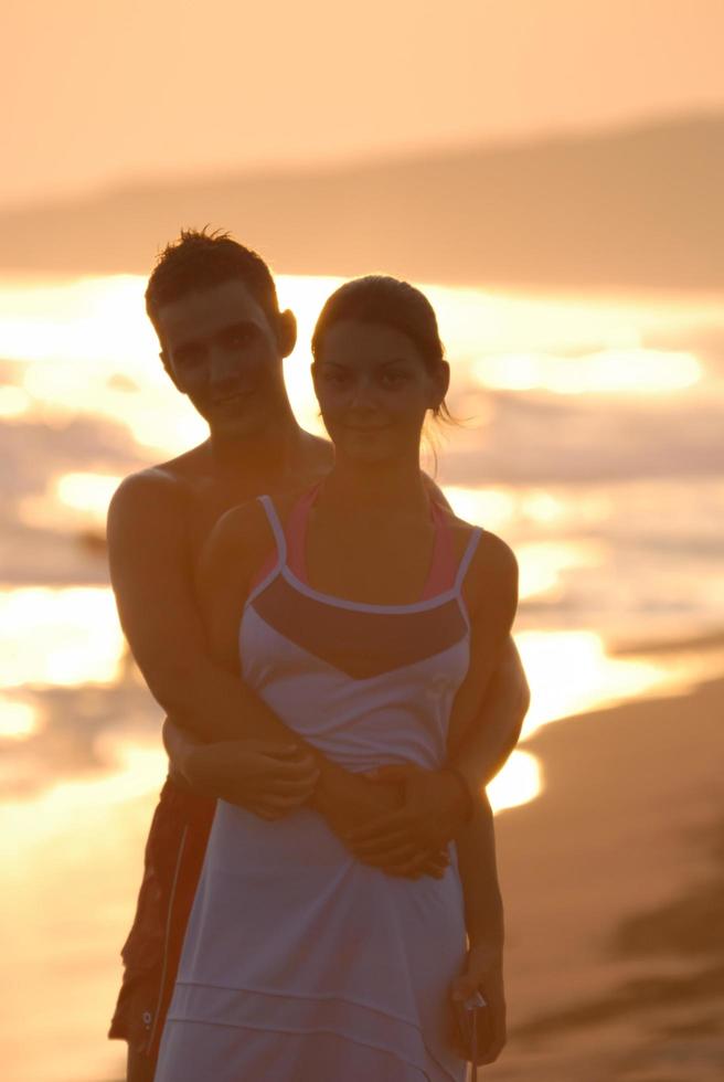 romantisch paar Aan strand foto