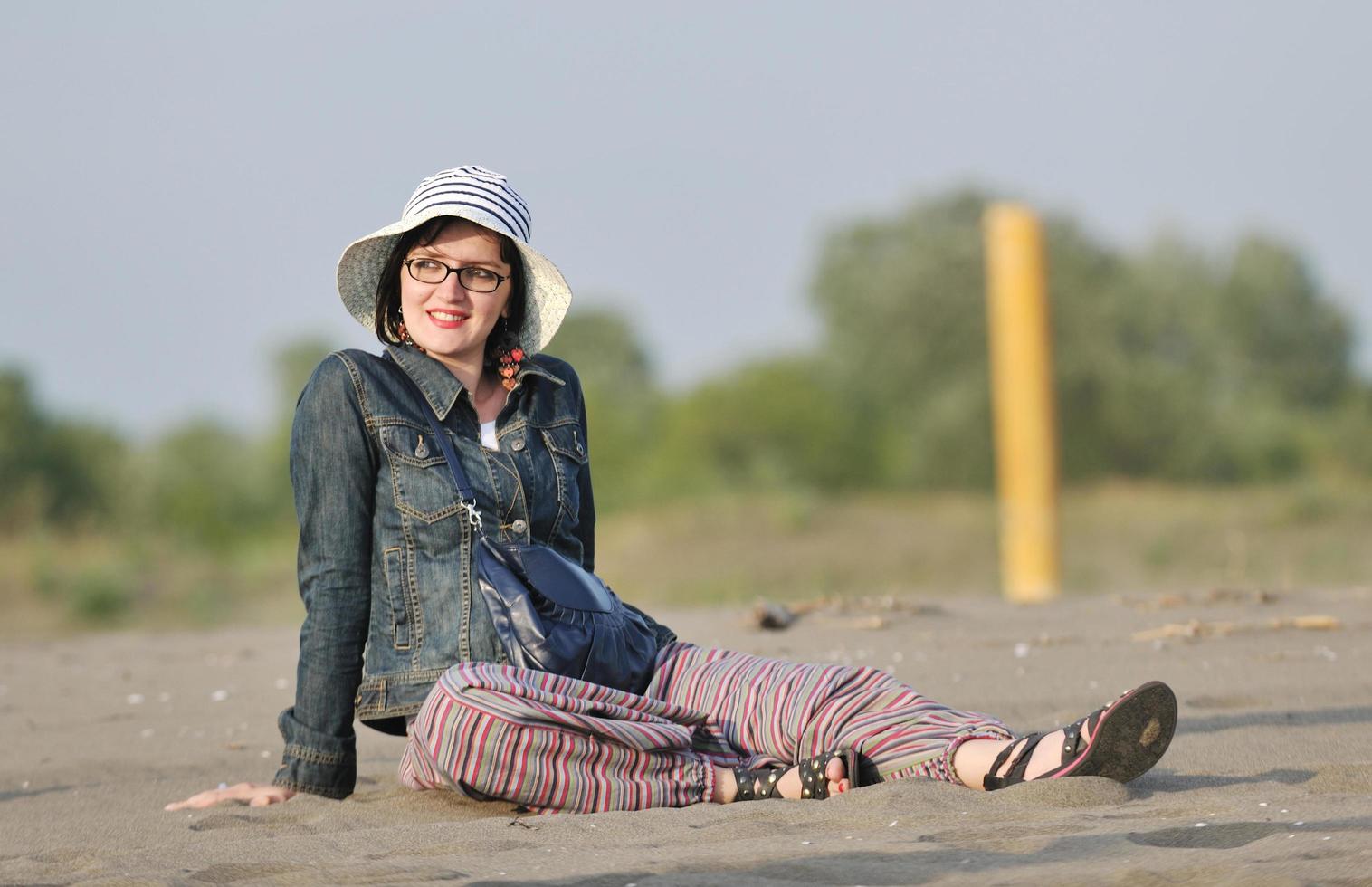 gelukkig jong vrouw Aan strand foto