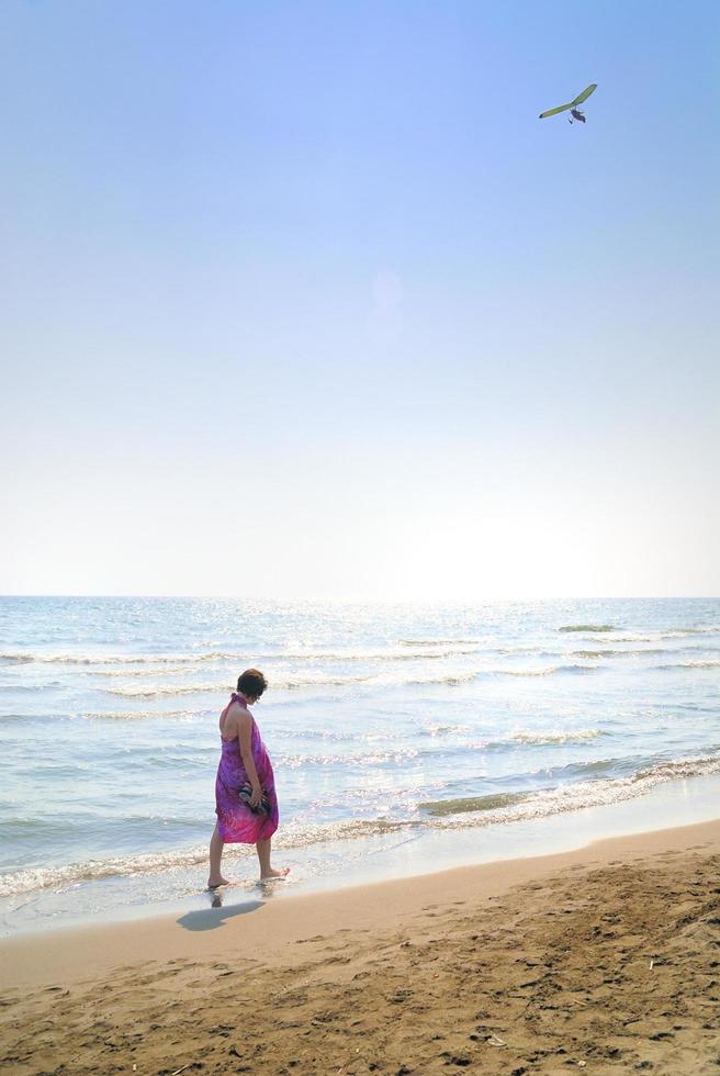 gelukkig vrouw Aan strand foto