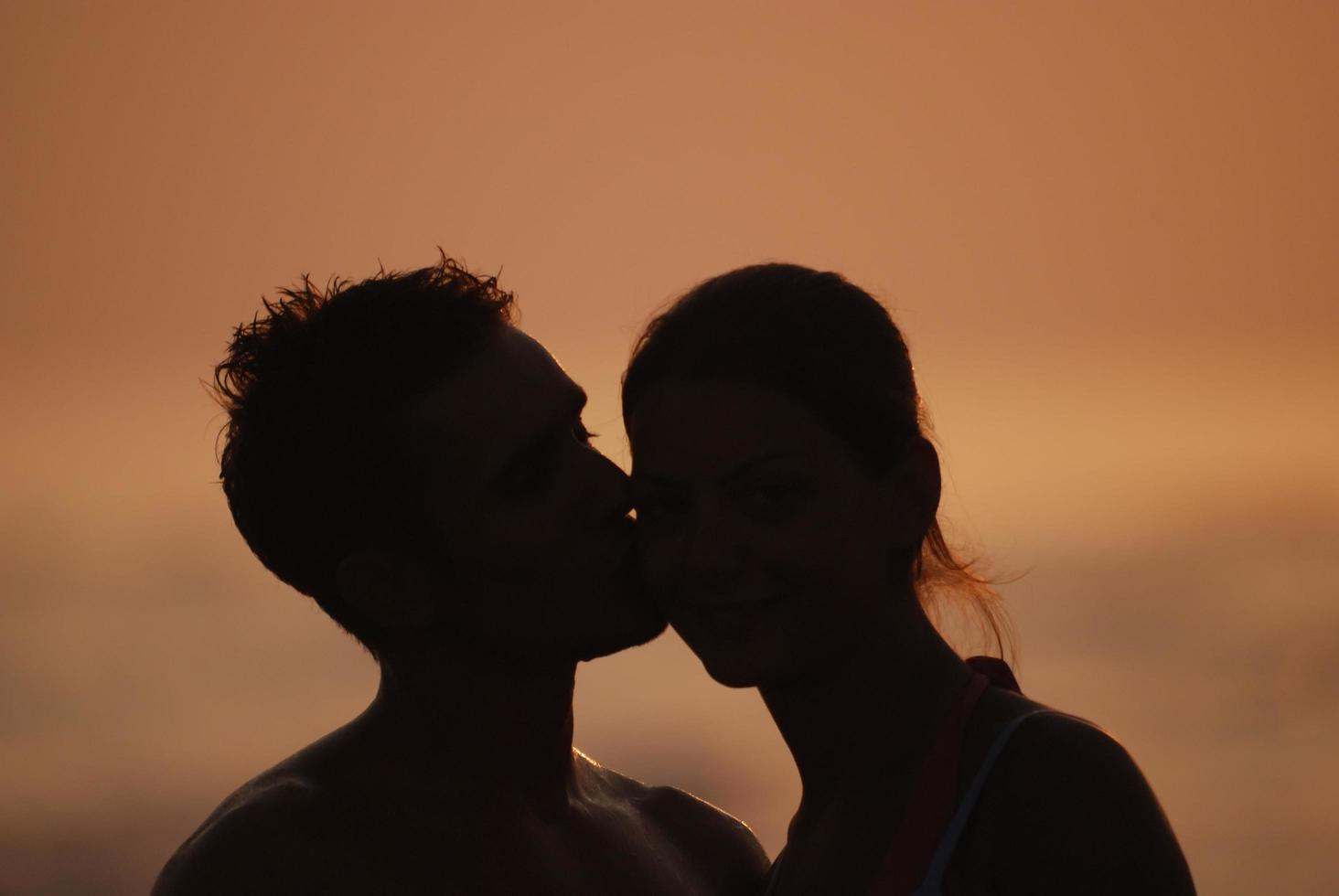 romantisch paar Aan strand foto