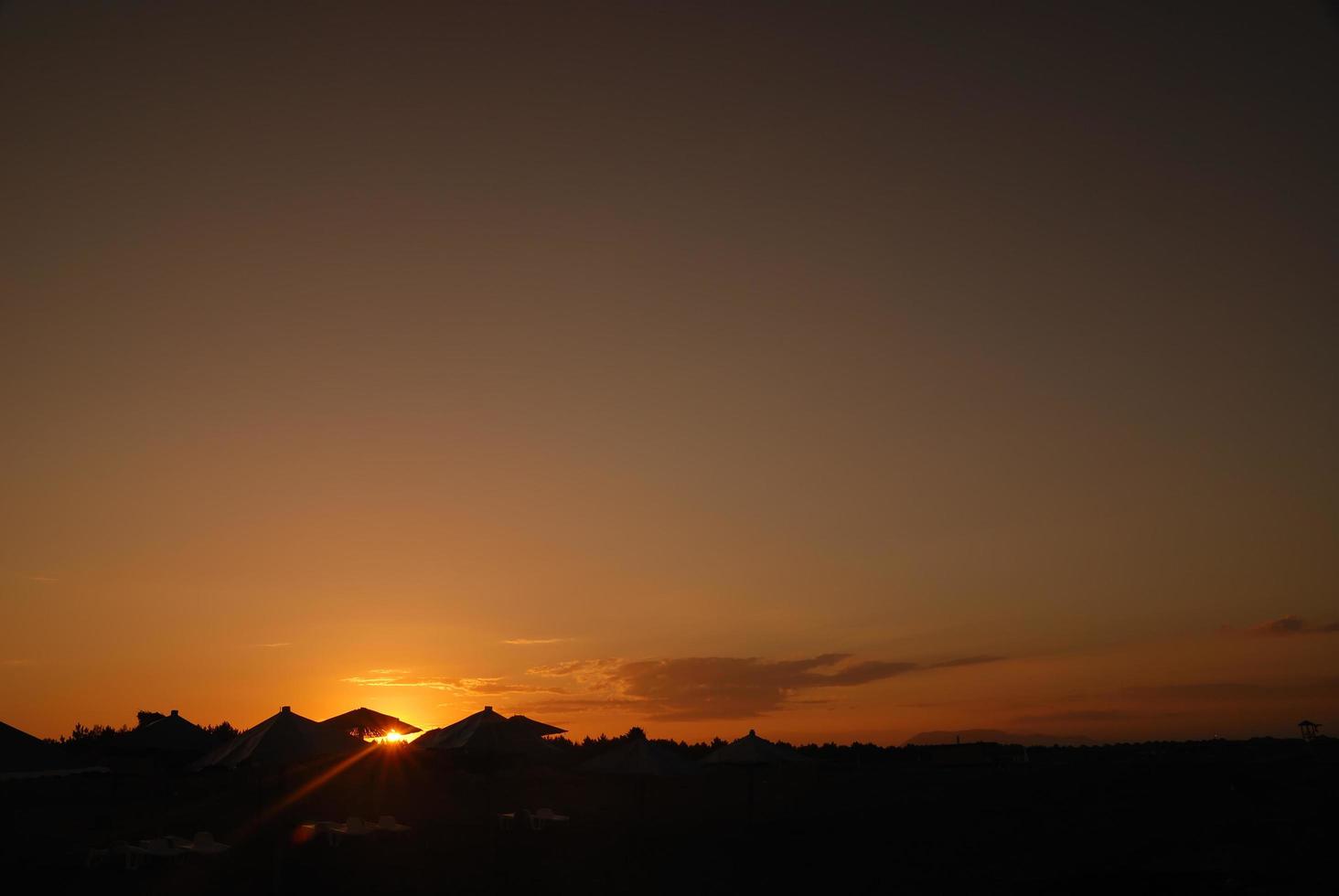 zonneschijn Aan strand met strand paraplu's silhouet foto