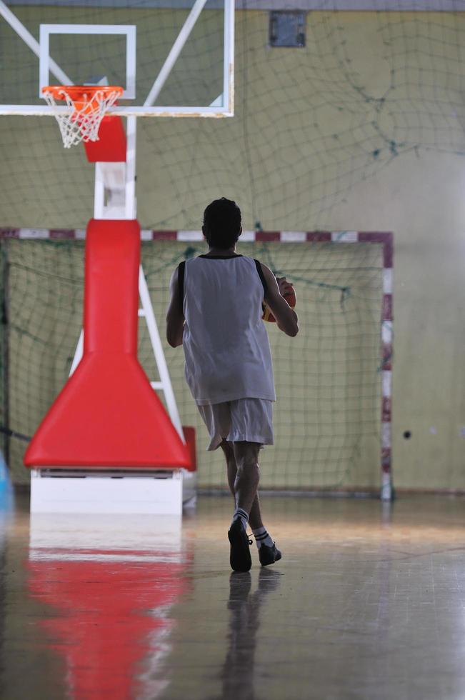 basket ball game speler bij sporthal foto