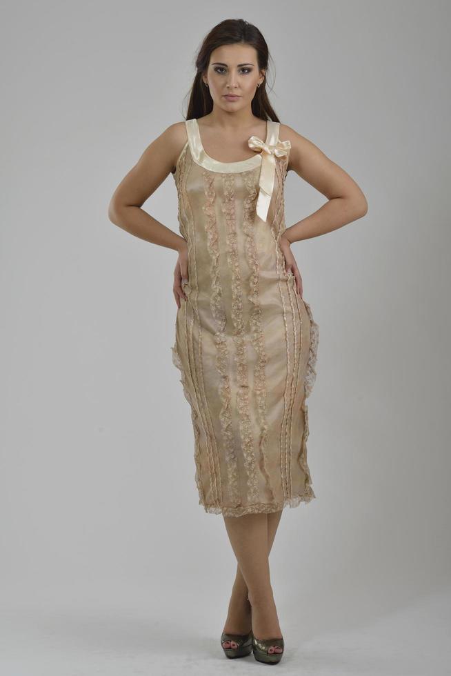elegant vrouw in modieus jurk poseren in de studio foto