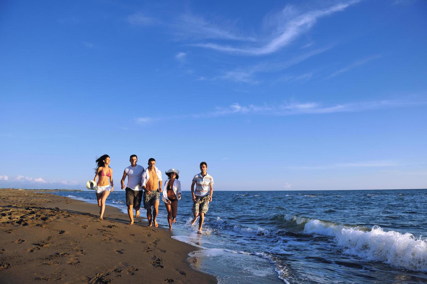 mensen groep rennen Aan de strand foto