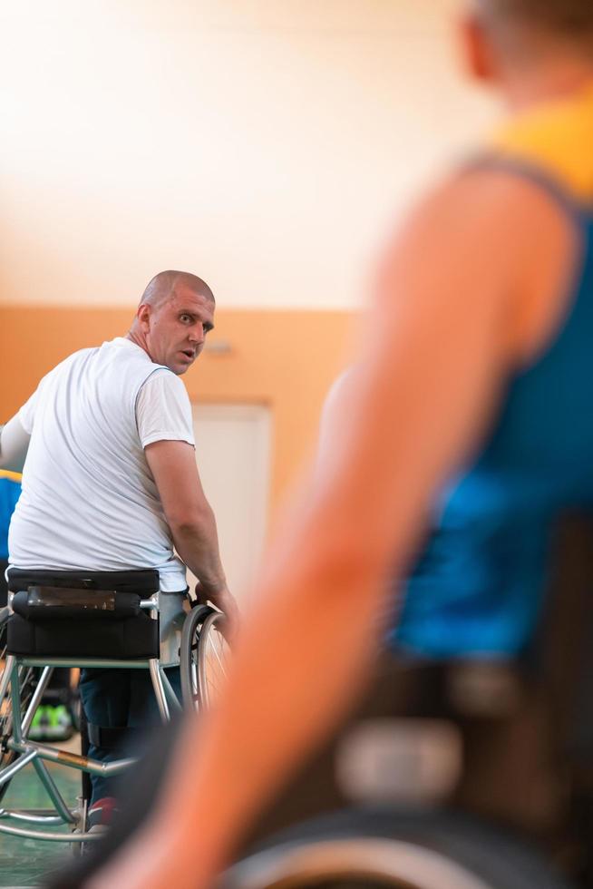 dichtbij omhoog foto van rolstoelen en gehandicapten oorlog veteranen spelen basketbal Aan de rechtbank