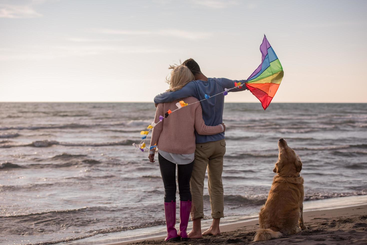 gelukkig paar genieten van tijd samen Bij strand foto