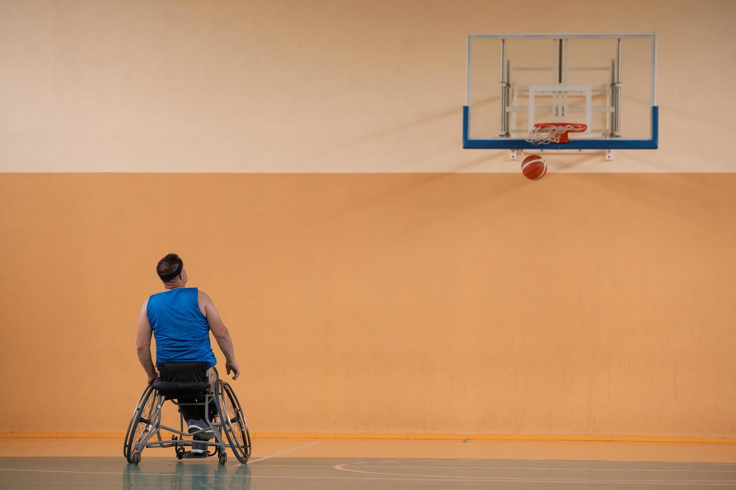 een foto van een oorlog veteraan spelen basketbal met een team in een modern sport- arena. de concept van sport voor mensen met handicaps