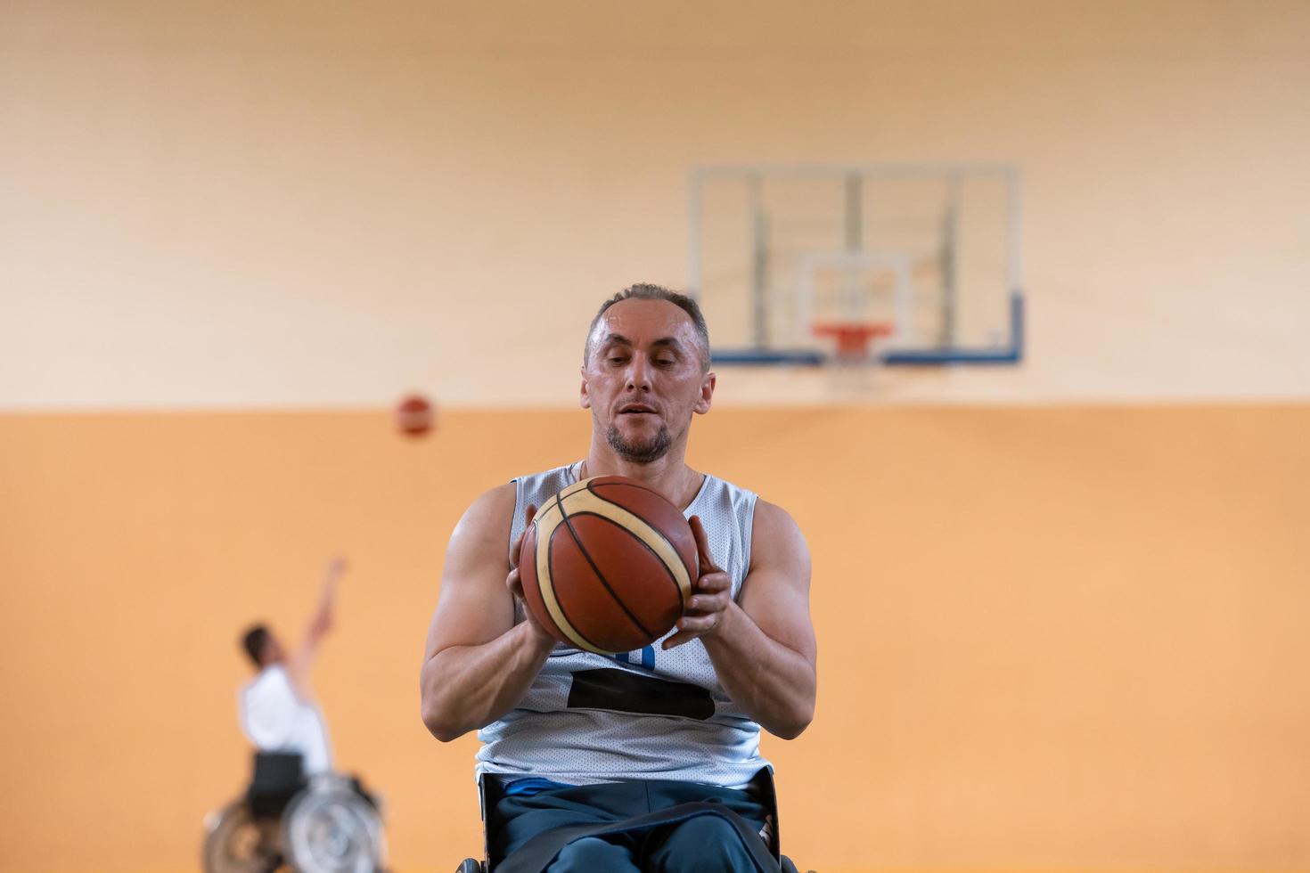 een foto van een oorlog veteraan spelen basketbal met een team in een modern sport- arena. de concept van sport voor mensen met handicaps