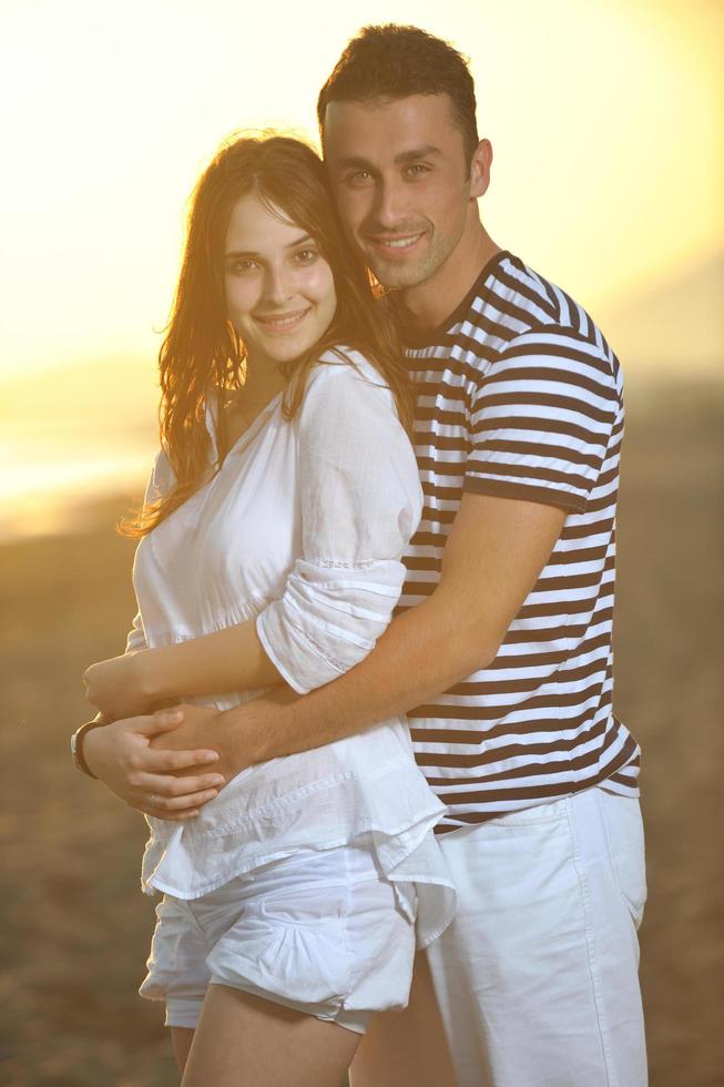gelukkig jong paar hebben romantisch tijd Aan strand foto