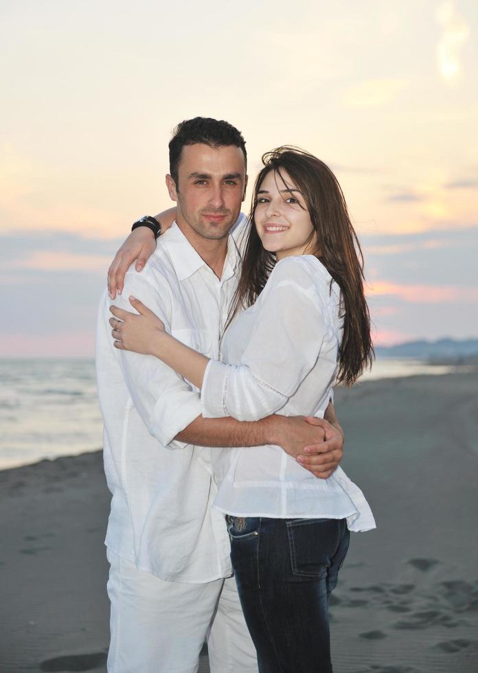 gelukkig jong koppel veel plezier op het strand foto