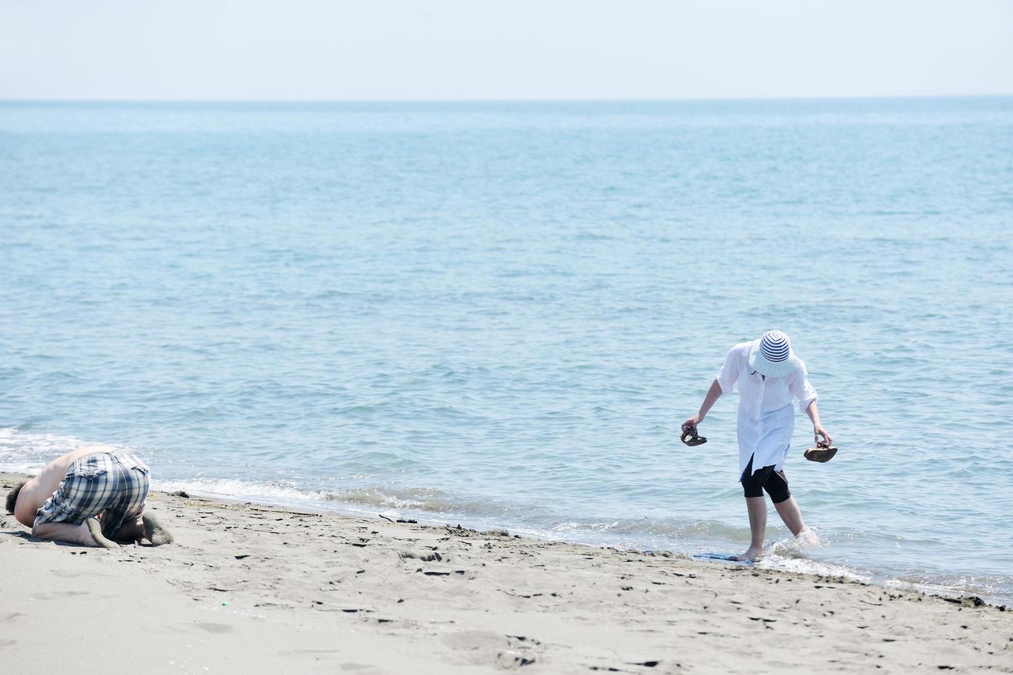 gelukkig jong koppel veel plezier op het strand foto