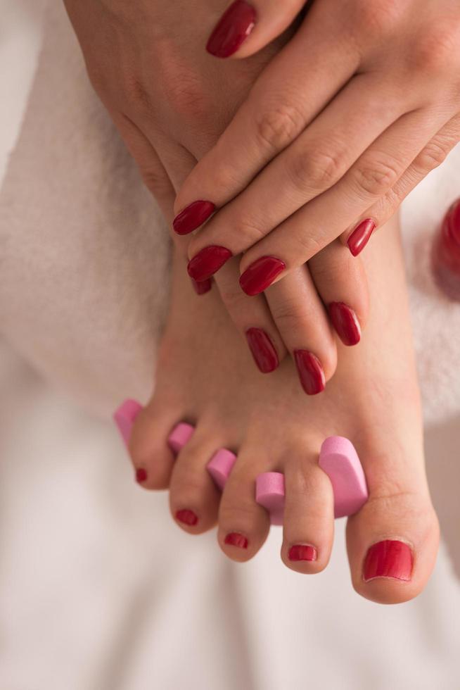 vrouw voeten en handen Bij spa salon foto