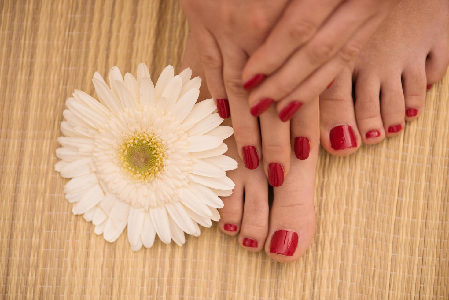 vrouw voeten en handen Bij spa salon foto