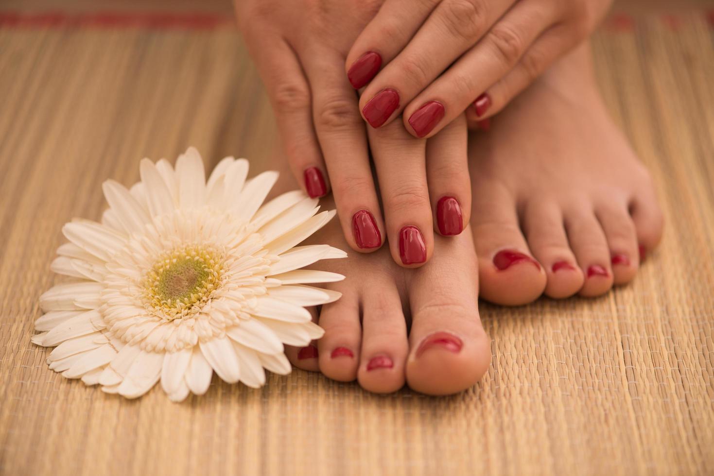 vrouw voeten en handen Bij spa salon foto