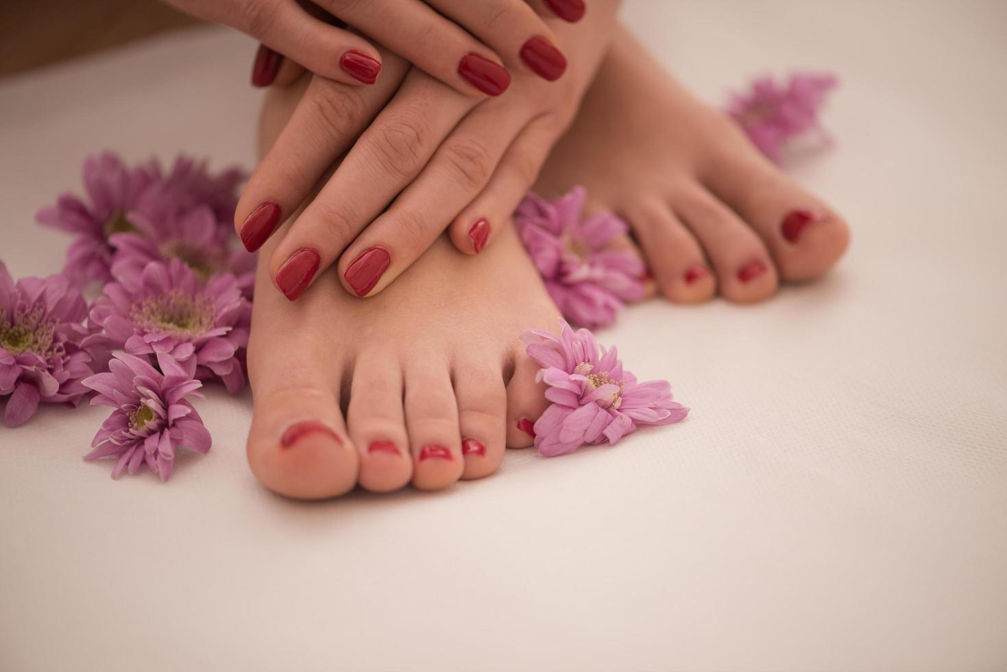 vrouw voeten en handen Bij spa salon foto