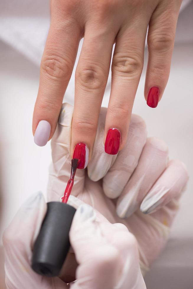 vrouw handen ontvangen een manicure foto