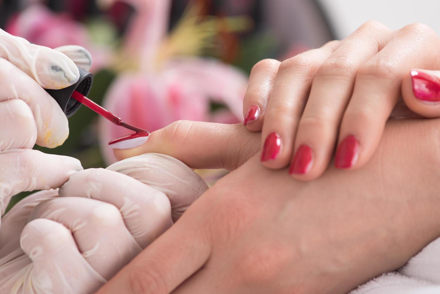 vrouw handen ontvangen een manicure foto