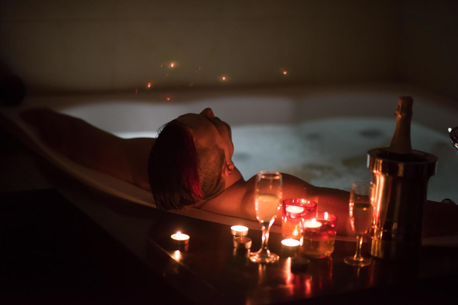 Mens ontspannende in de jacuzzi foto