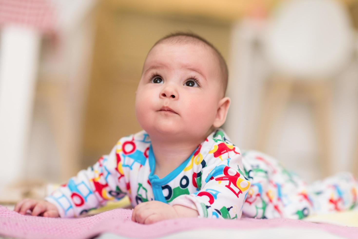 pasgeboren baby jongen spelen Aan de verdieping foto