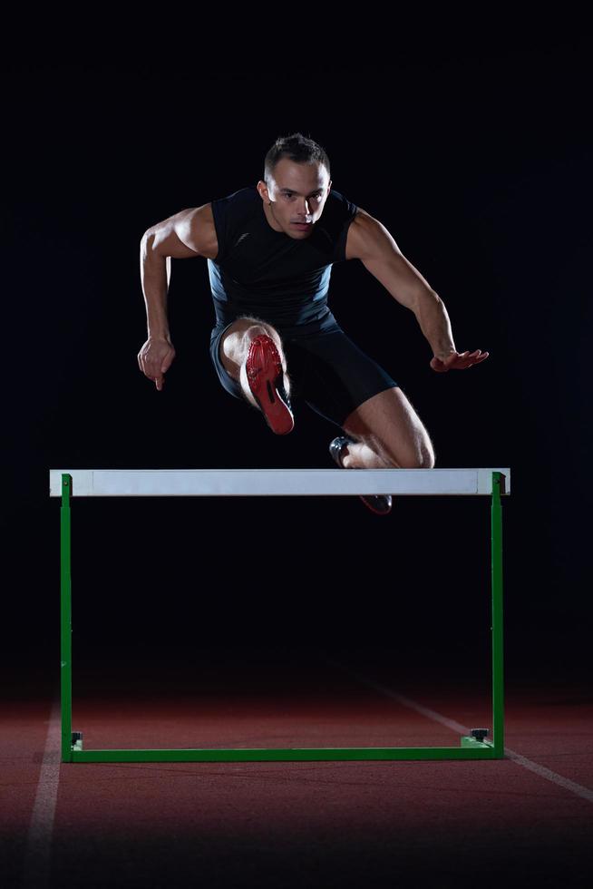 atleet jumping over- een hindernissen foto