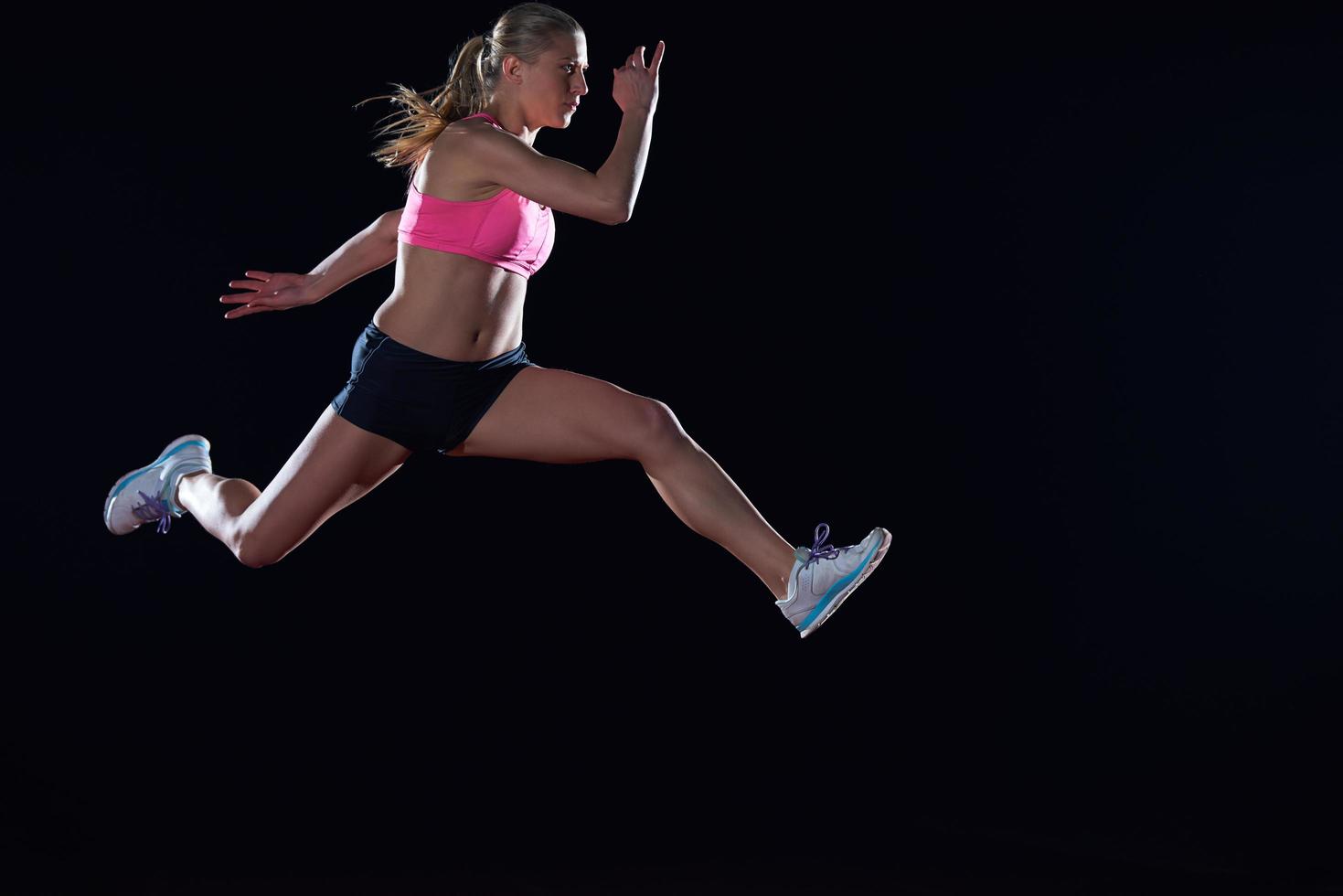 atletisch vrouw rennen Aan bijhouden foto