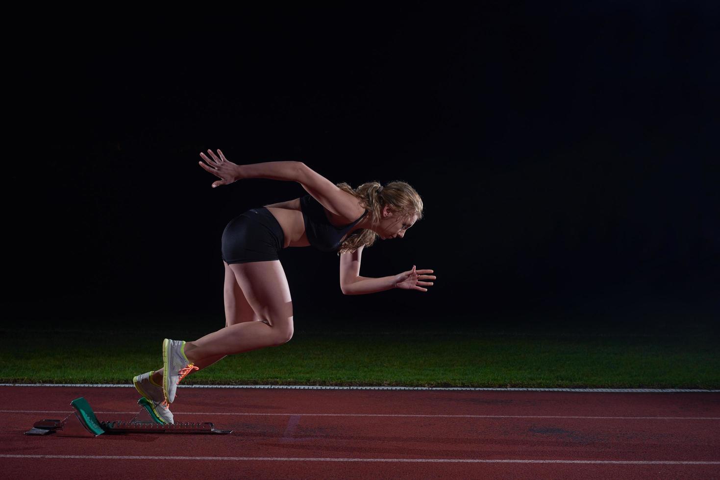 vrouw sprinter weggaan beginnend blokken foto