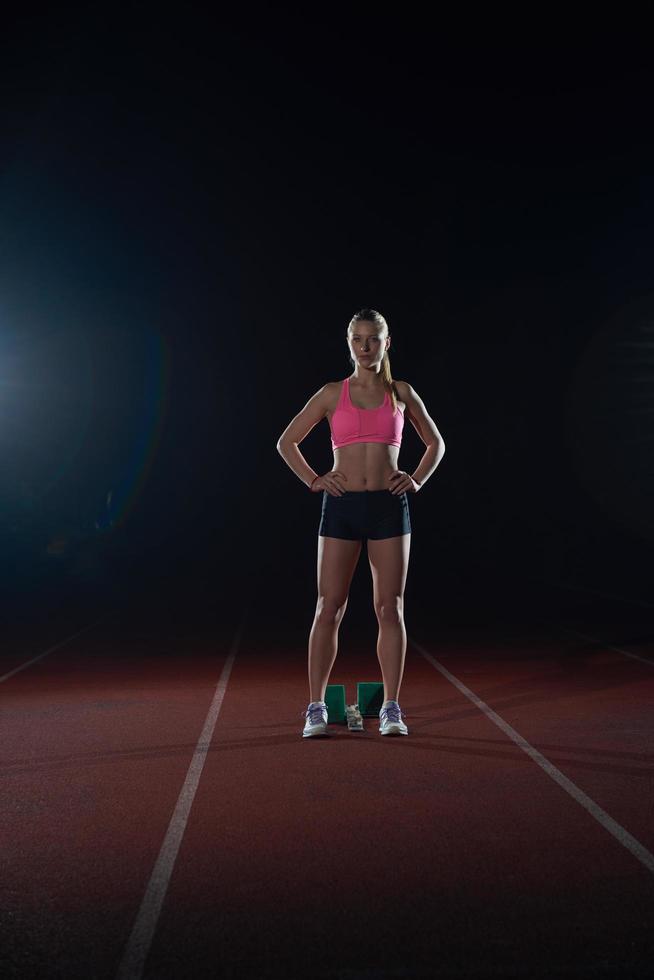 vrouw sprinter weggaan beginnend blokken foto