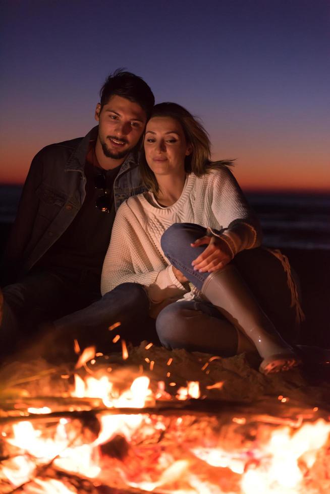 portret van jong paar genieten van Bij nacht Aan de strand foto