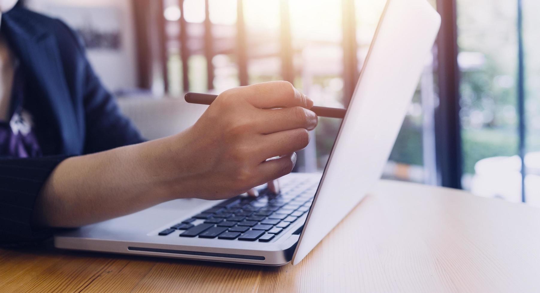 zakelijke partnerschapscollega's die een tablet gebruiken om het financiële begrotingsrapport van het bedrijf te analyseren en de voortgang van het kostenwerk en de planning voor de toekomst in de kantoorruimte. foto