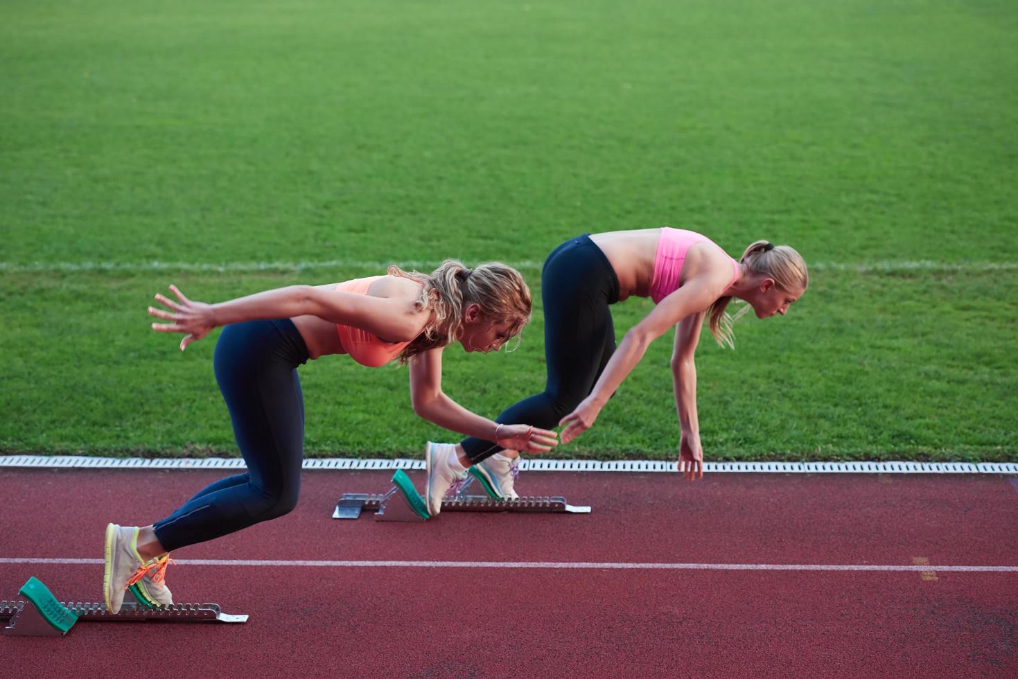 atleet vrouw groep rennen Aan atletiek ras bijhouden foto