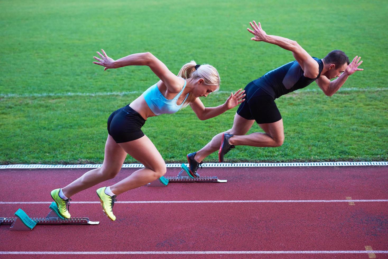 vrouw groep rennen Aan atletiek ras bijhouden van begin foto