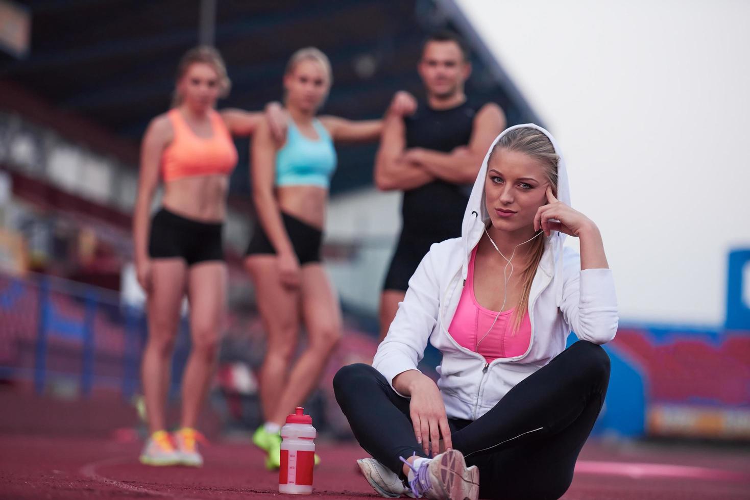 sportief vrouw Aan atletisch ras bijhouden foto