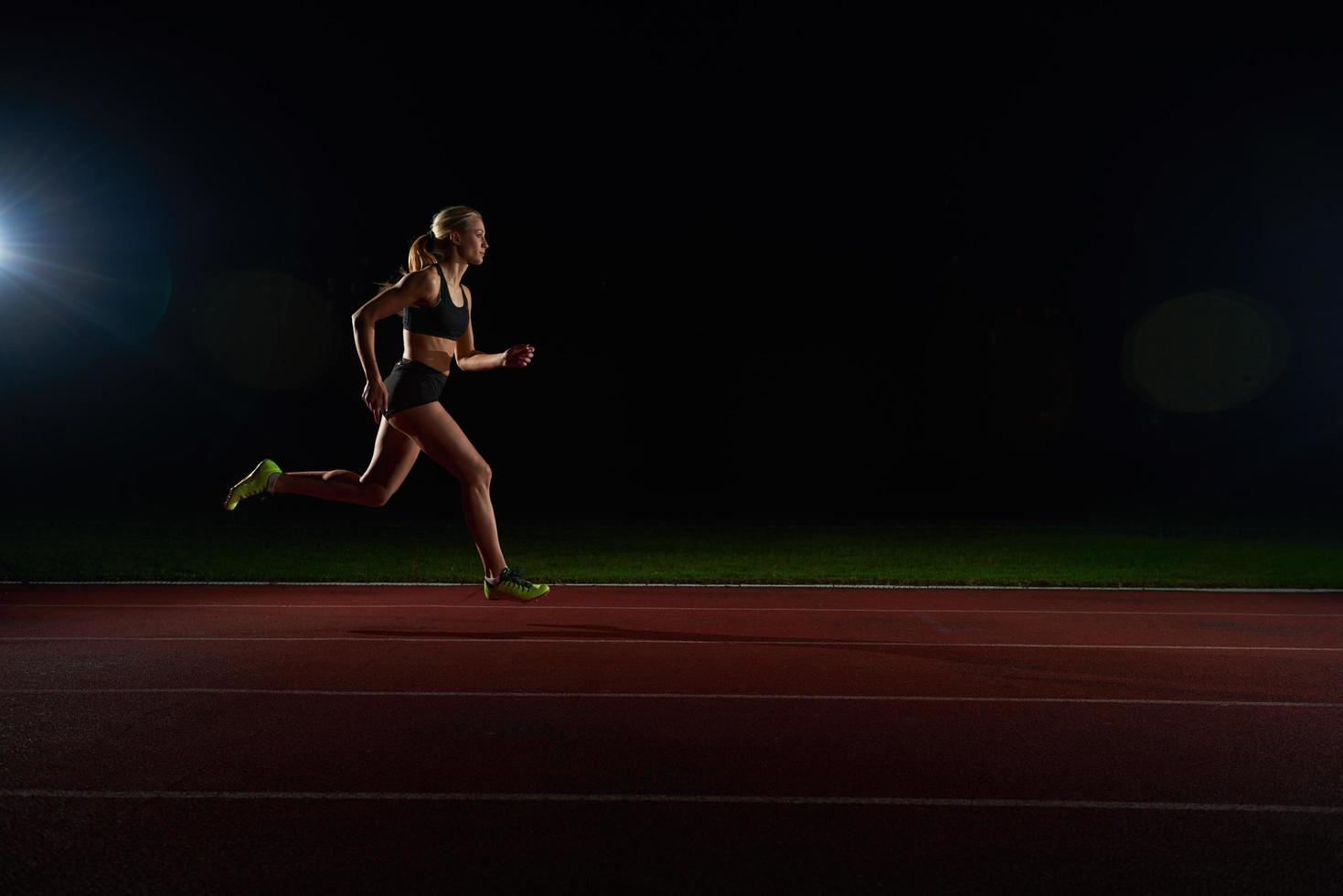atletisch vrouw rennen Aan bijhouden foto