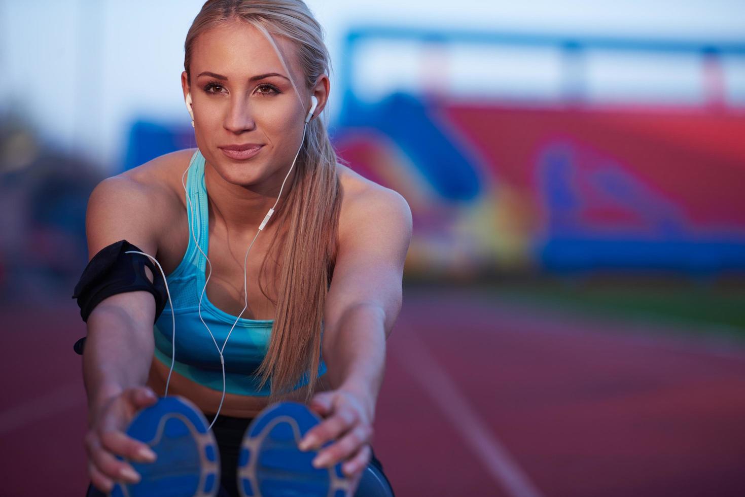 sportief vrouw Aan atletisch ras bijhouden foto