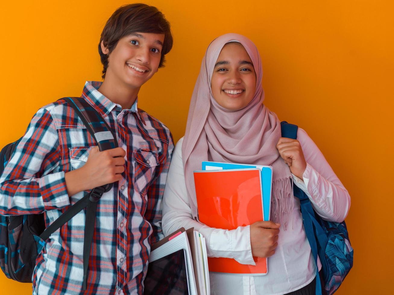 een groep van Arabisch tieners, een leerling team wandelen vooruit in de toekomst en terug naar school- de concept van een geel achtergrond. de concept van geslaagd onderwijs voor jong mensen. selectief focus foto