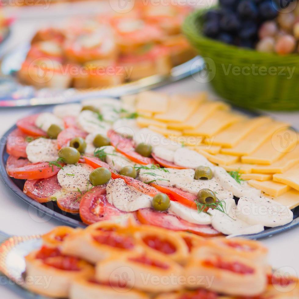 prachtig gedecoreerde horeca feesttafel met verschillende hapjes hapjes foto