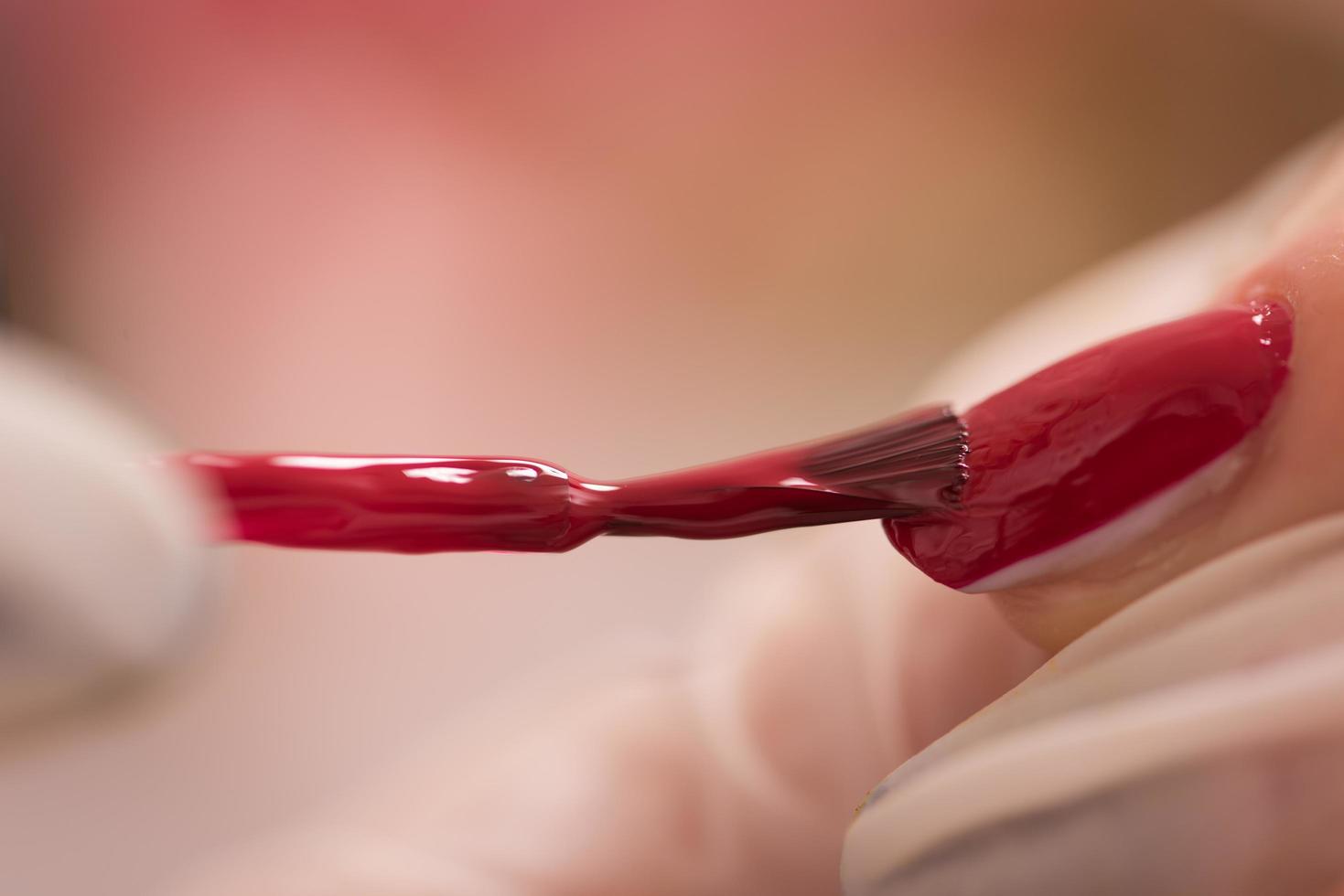 vrouw handen ontvangen een manicure foto