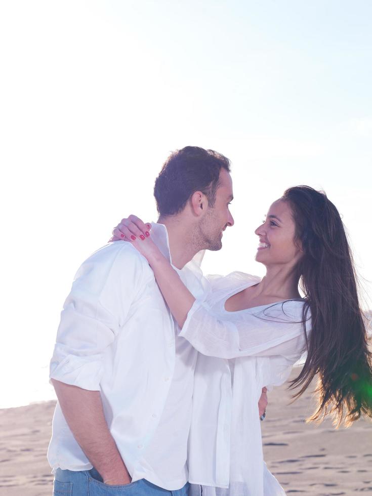 jong paar Aan strand hebben pret foto