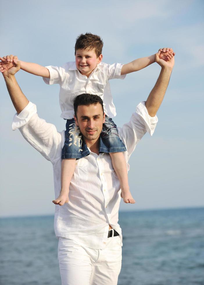 gelukkig vader en zoon hebben pret en genieten tijd Aan strand foto