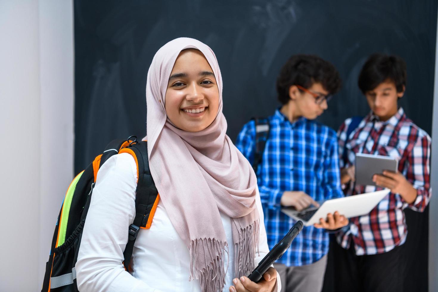 Arabisch tieners team, studenten groep werken samen Aan laptop en tablet computer online klas onderwijs concept foto