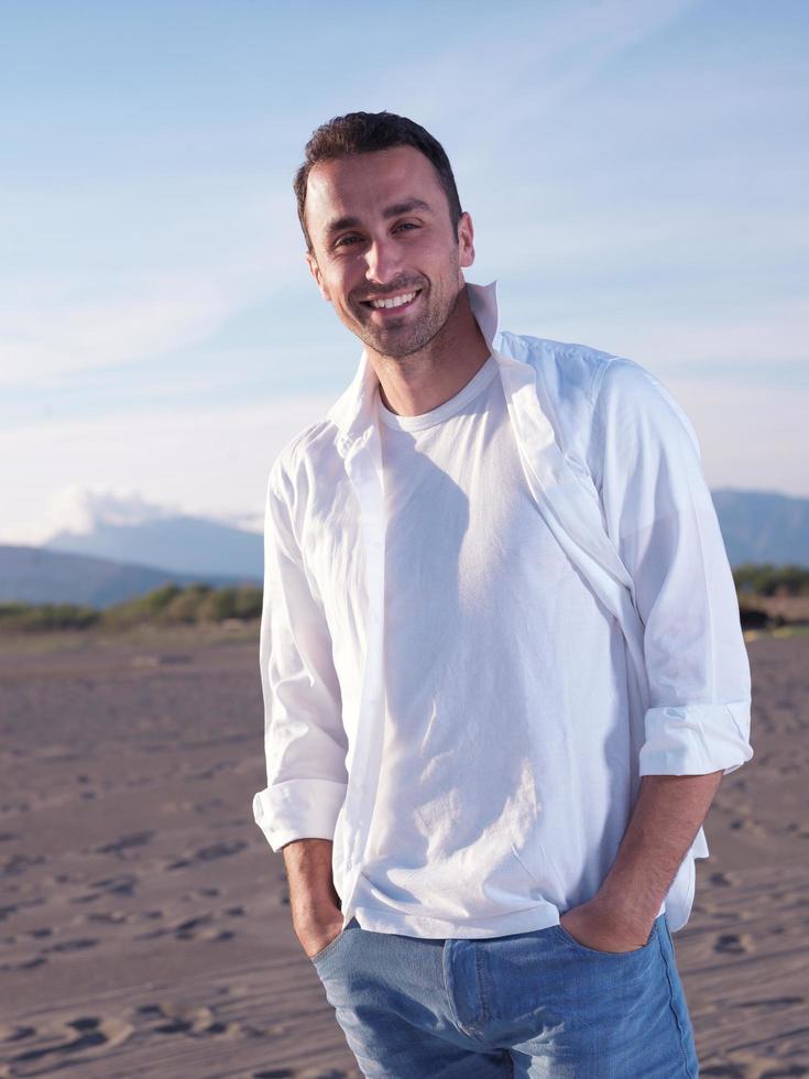 jong paar Aan strand hebben pret foto