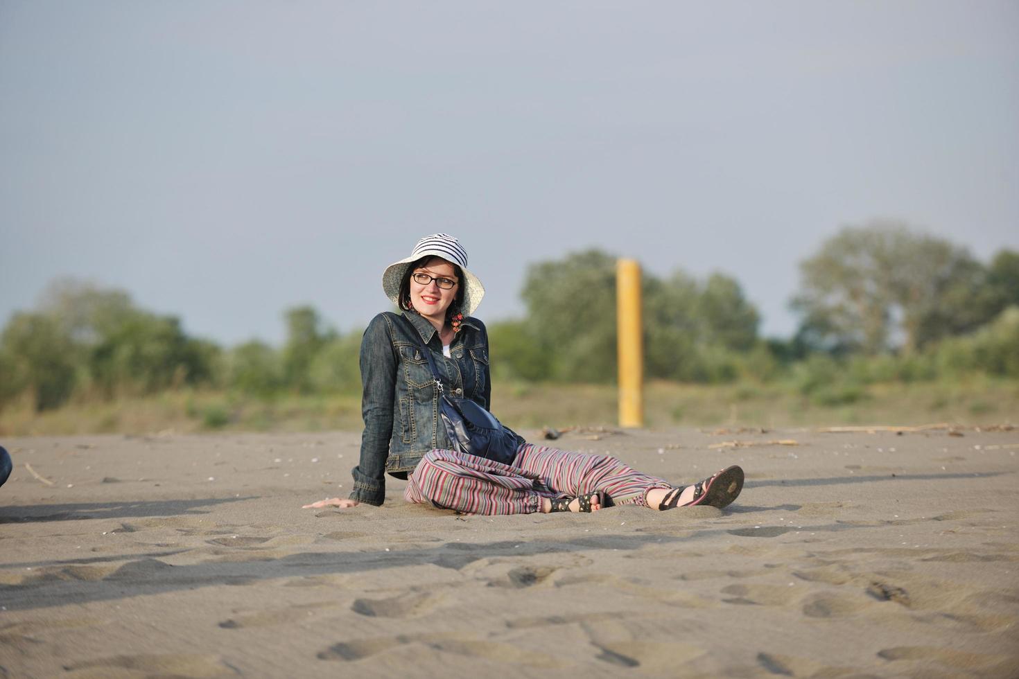 gelukkig jong vrouw Aan strand foto