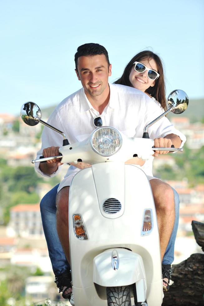 portret van gelukkig jong liefde paar Aan scooter genieten van zomer tijd foto