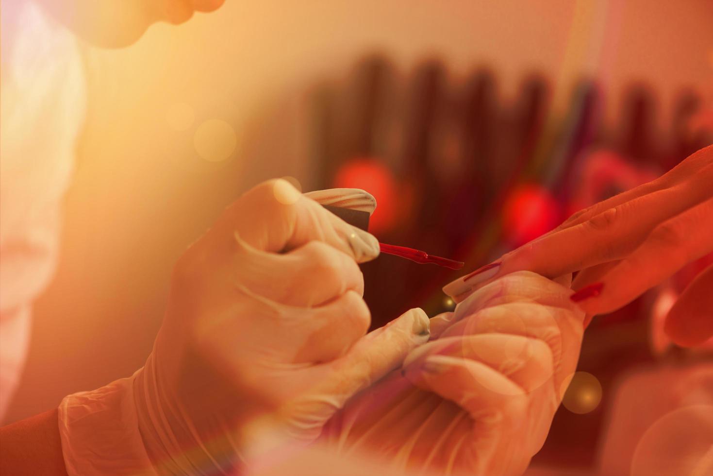 vrouw handen ontvangen een manicure foto