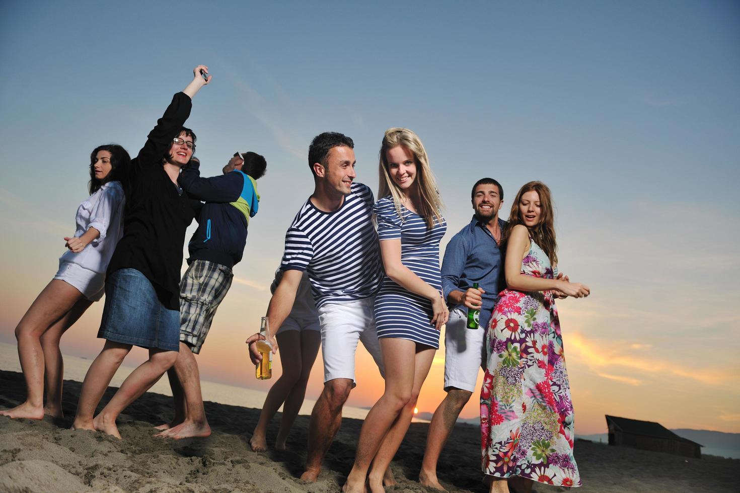 groep van jong mensen genieten zomer partij Bij de strand foto