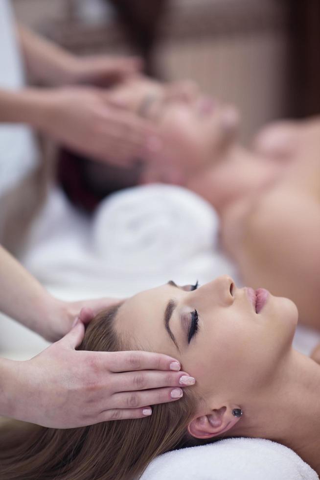 paar genieten van hoofd massage Bij de spa foto