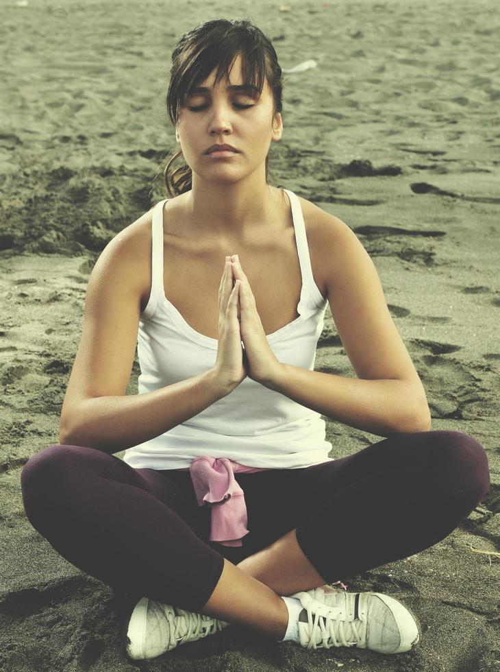 vrouw yoga strand foto