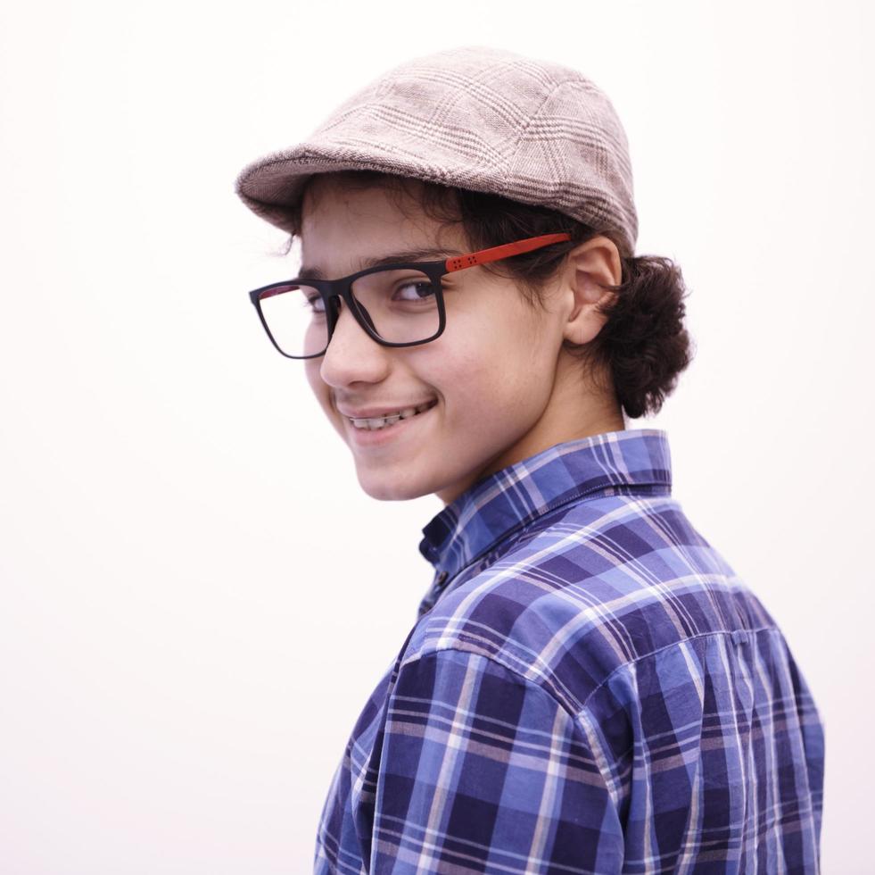 portret van slim op zoek Arabisch tiener met bril foto