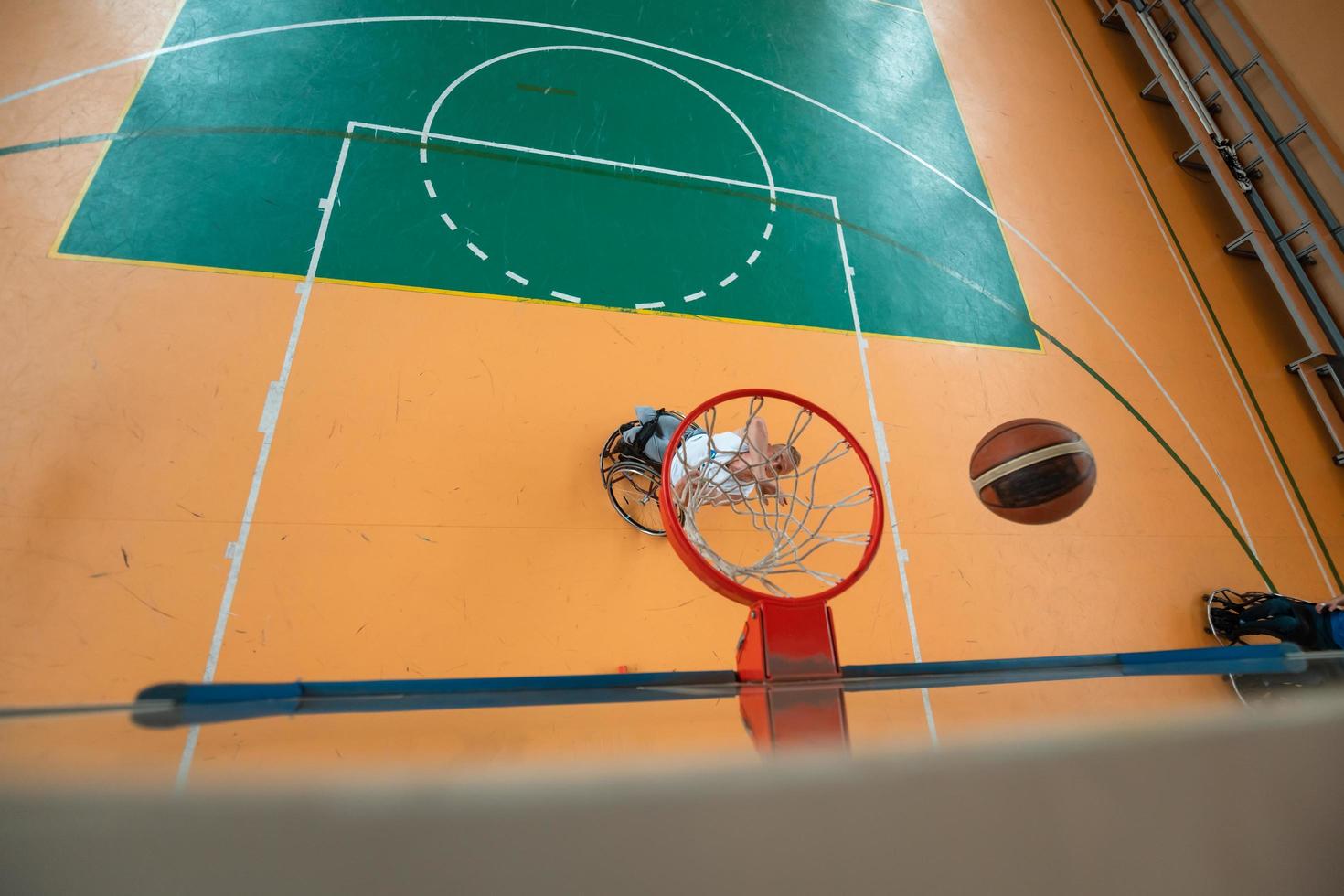 slepen visie foto van een oorlog veteraan spelen basketbal in een modern sport- arena. de concept van sport voor mensen met handicaps