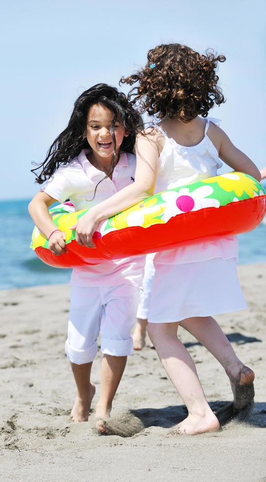 gelukkig jong mensen groep hebben pret Aan strand foto